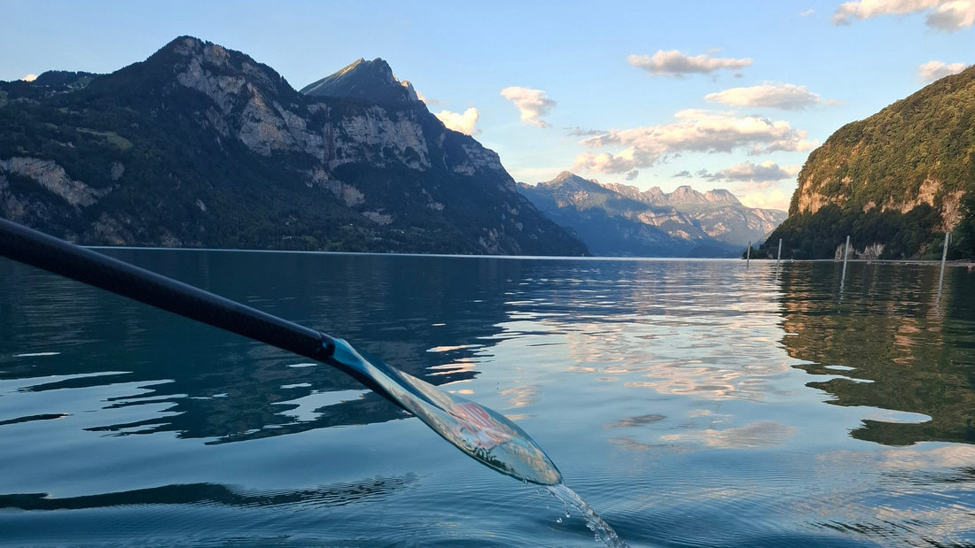 Stand Up Paddling mit Bergpanorama